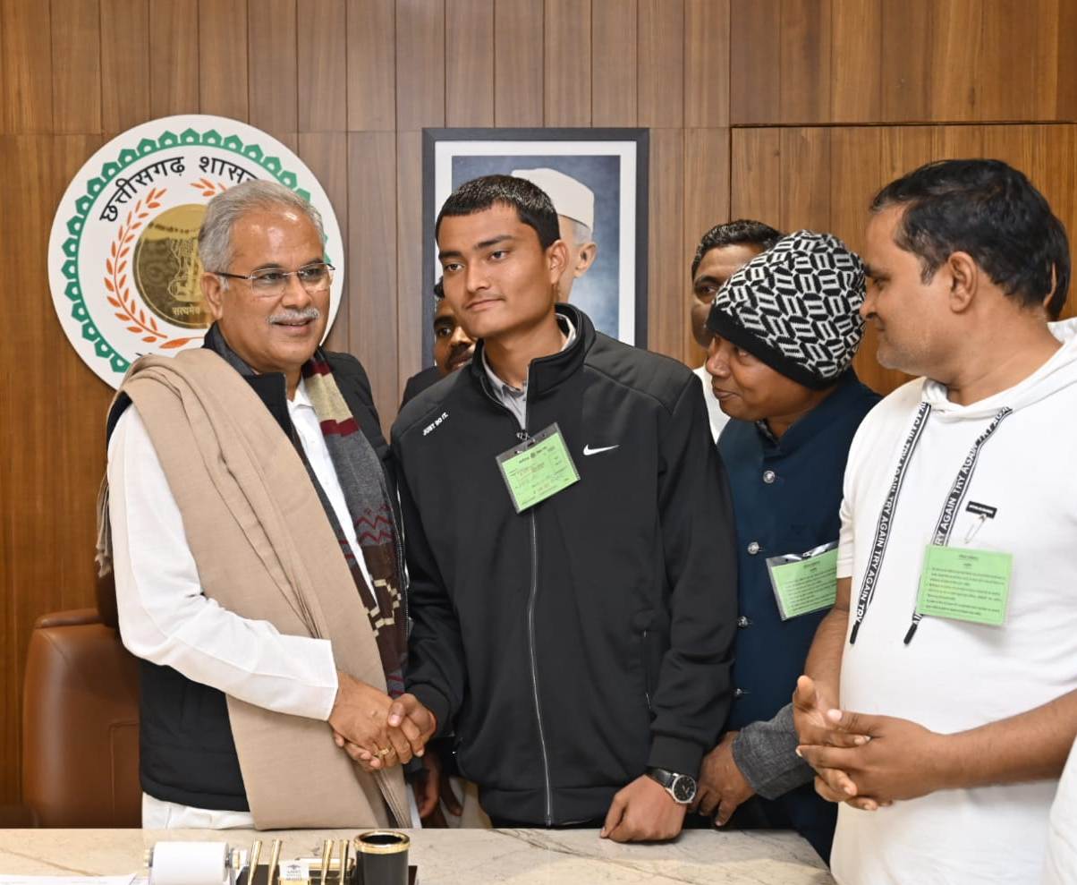 अच्छी पढ़ाई करो और डॉक्टर बनकर समाज की सेवा करो – श्री भूपेश बघेल