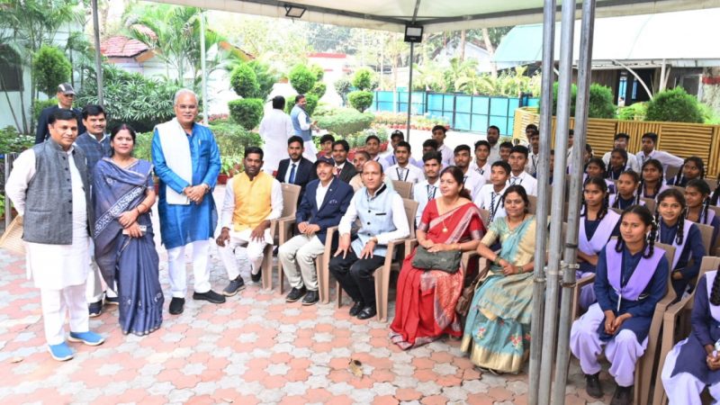 मुख्यमंत्री श्री भूपेश बघेल से शासकीय हाई स्कूल मदराकुही के छात्रों ने की सौजन्य मुलाकात