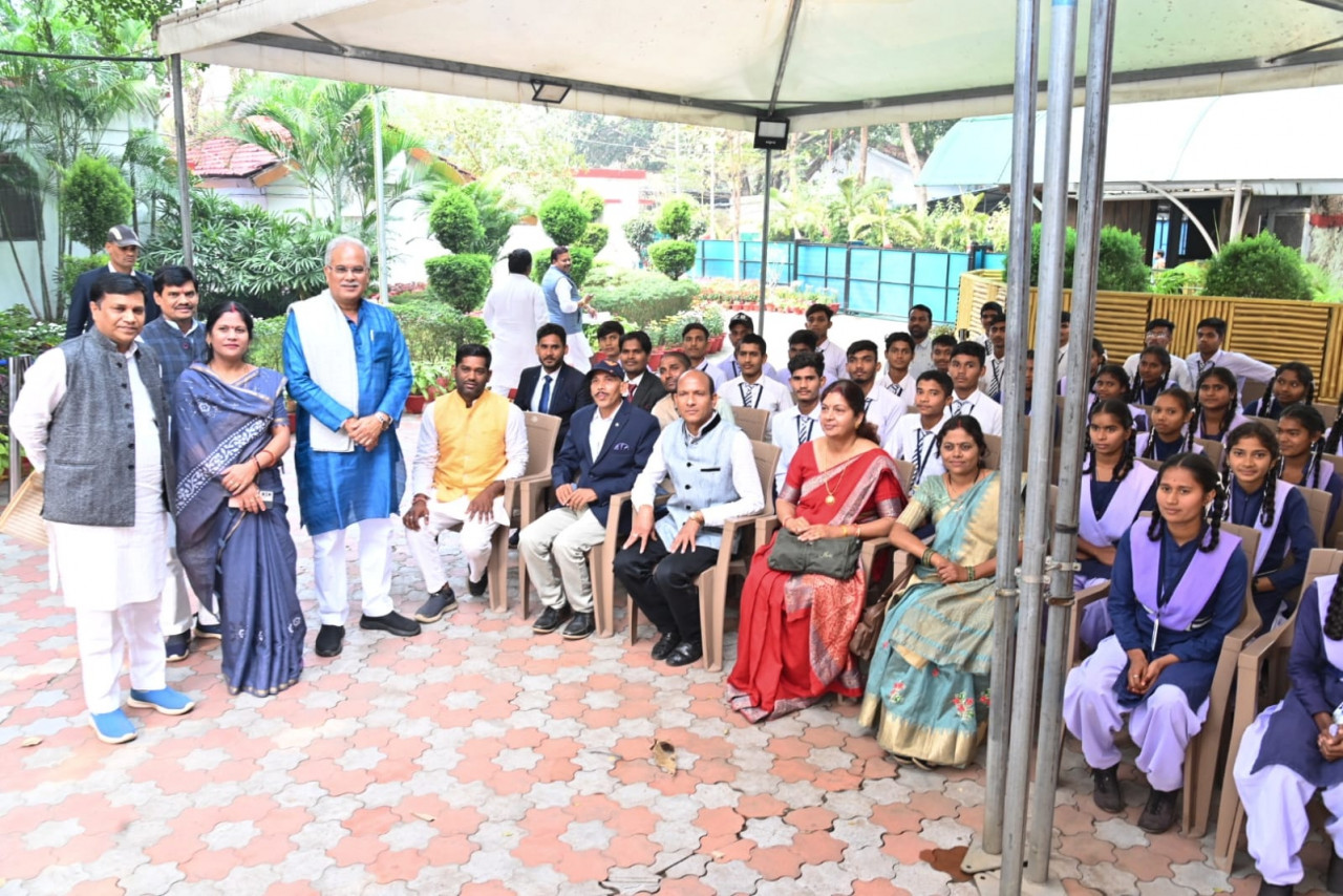 मुख्यमंत्री श्री भूपेश बघेल से शासकीय हाई स्कूल मदराकुही के छात्रों ने की सौजन्य मुलाकात