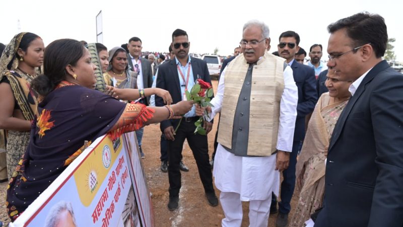 मुख्यमंत्री श्री भूपेश बघेल ने तखतपुर विधानसभा क्षेत्र के ग्राम बेलपान में रूरल इंडस्ट्रियल पार्क की गतिविधियों का किया अवलोकन