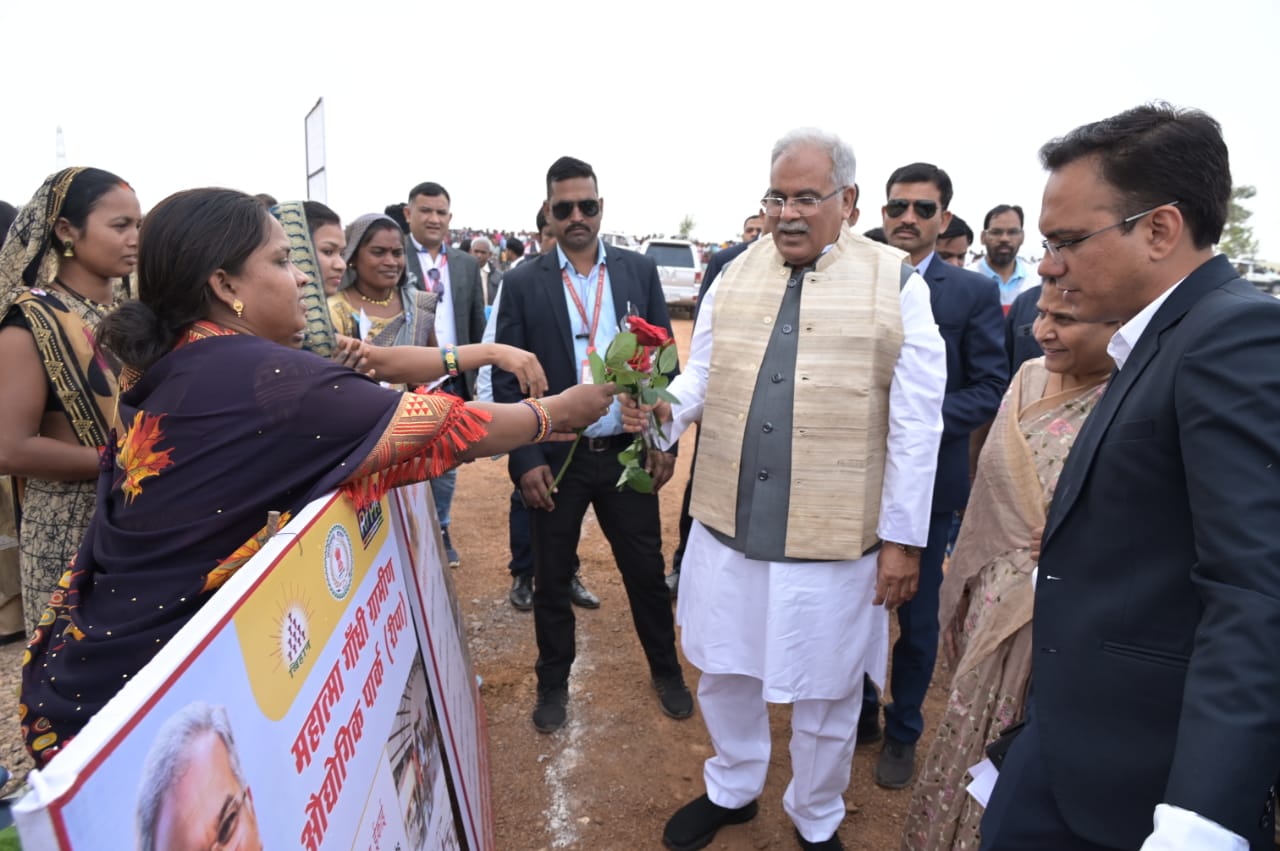 मुख्यमंत्री श्री भूपेश बघेल ने तखतपुर विधानसभा क्षेत्र के ग्राम बेलपान में रूरल इंडस्ट्रियल पार्क की गतिविधियों का किया अवलोकन