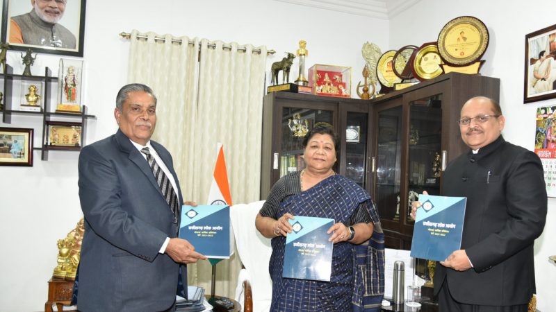 राज्यपाल को छत्तीसगढ़ लोक आयोग का 20वां वार्षिक प्रतिवेदन प्रस्तुत