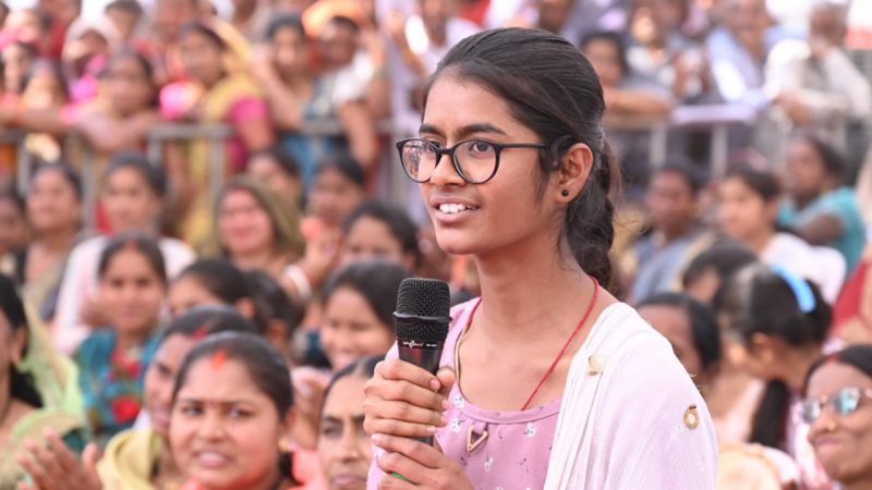 भेंट-मुलाकात: छात्रा ने बताया कि वो स्वामी आत्मानंद अंग्रेजी माध्यम स्कूल तिल्दा से पढ़कर 12वीं पास होकर नर्सिंग के कोर्स में प्रवेश ली हूं