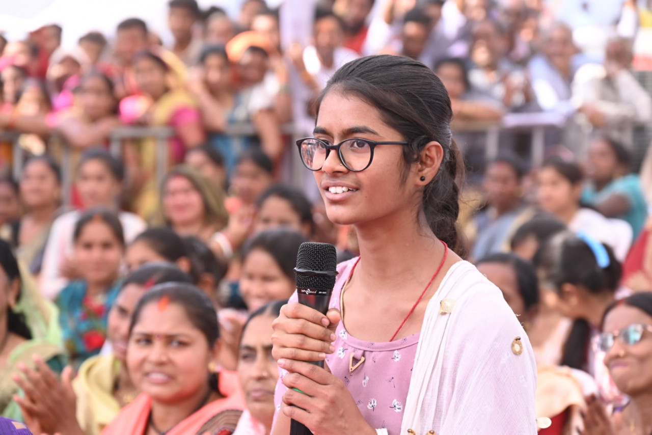 भेंट-मुलाकात: छात्रा ने बताया कि वो स्वामी आत्मानंद अंग्रेजी माध्यम स्कूल तिल्दा से पढ़कर 12वीं पास होकर नर्सिंग के कोर्स में प्रवेश ली हूं