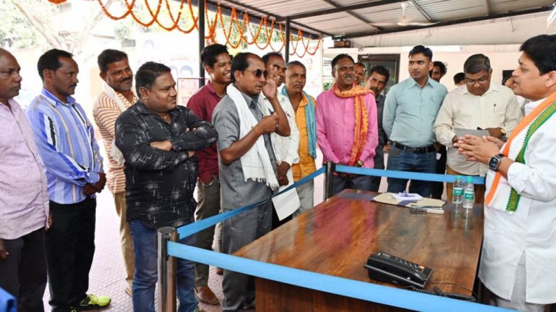 नगरीय प्रशासन मंत्री डॉ. डहरिया ने क्षेत्रीय प्रतिनिधियों एवं आमजनों से की मुलाकात