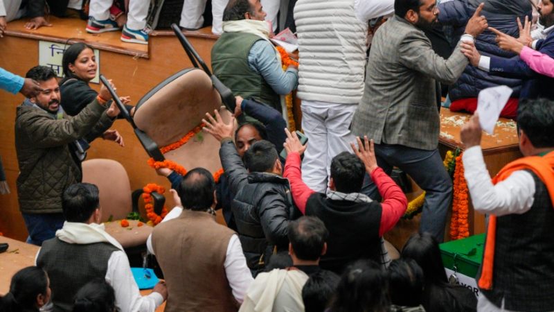 दिल्ली में मेयर चुनाव में आप-भाजपा के बीच जमकर हाथापाई, चलीं कुर्सियां