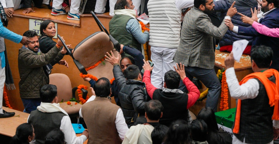 दिल्ली में मेयर चुनाव में आप-भाजपा के बीच जमकर हाथापाई, चलीं कुर्सियां