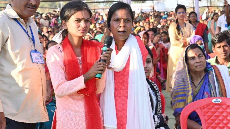 मुख्यमंत्री से बात करते हुए दिव्यांग बालिका ने सरकारी नौकरी देने की मांग की