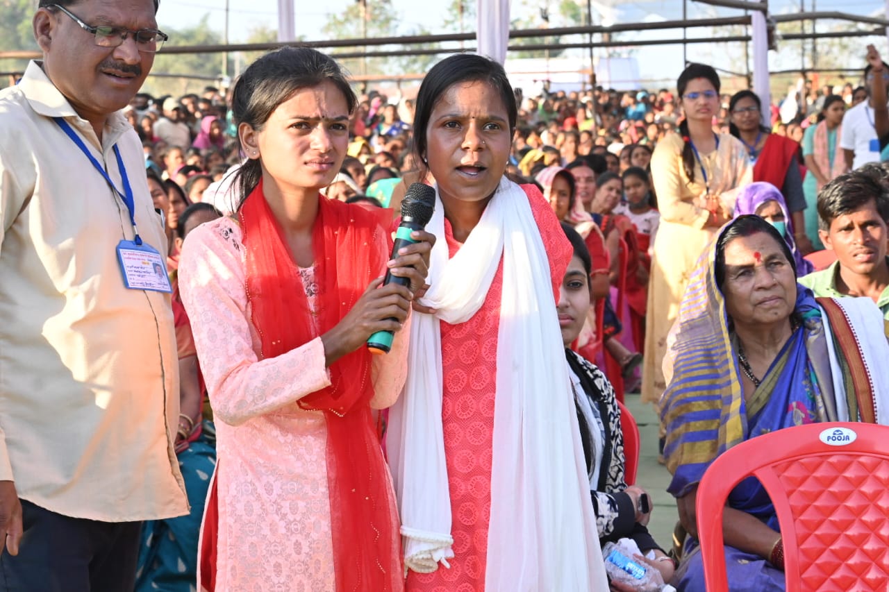 मुख्यमंत्री से बात करते हुए दिव्यांग बालिका ने सरकारी नौकरी देने की मांग की