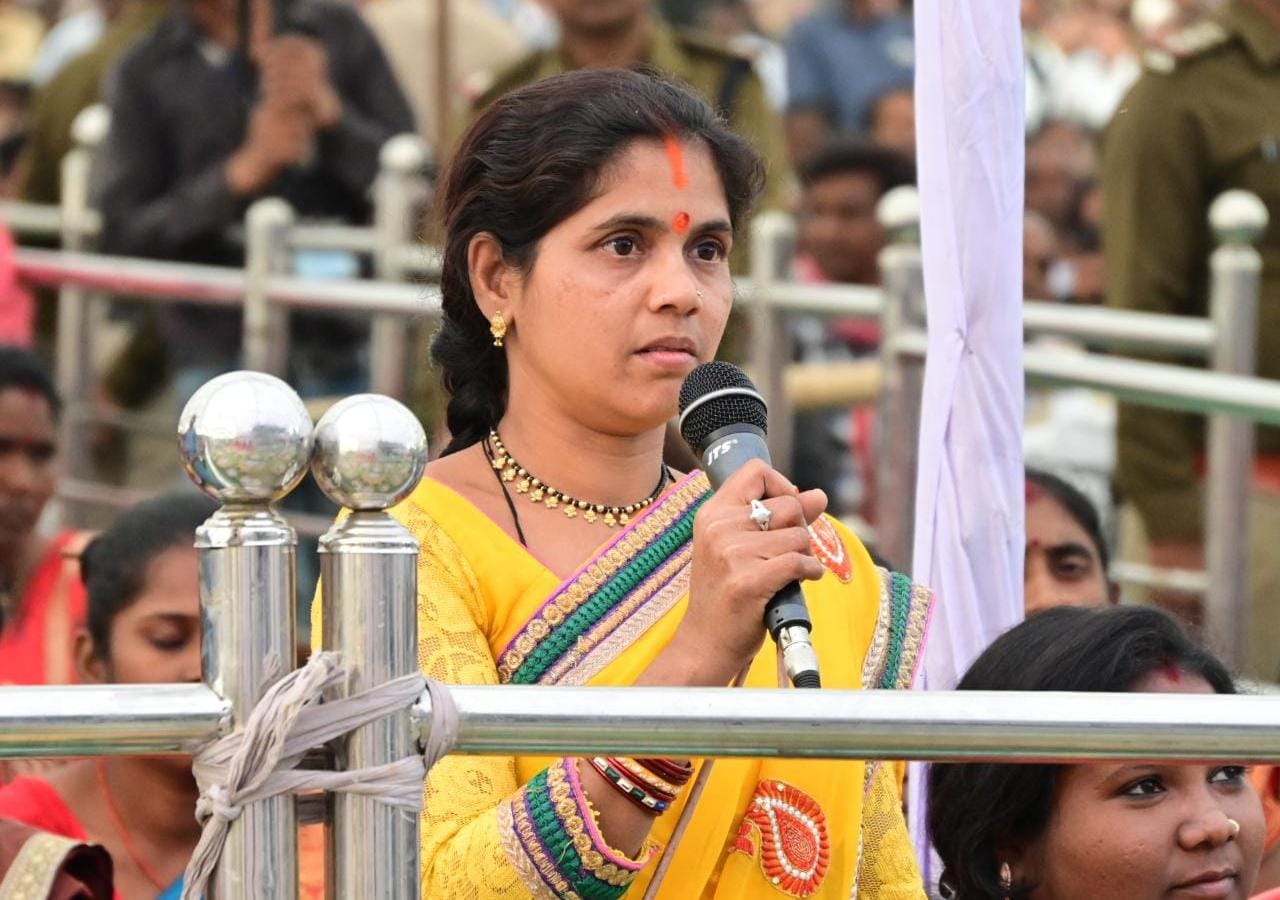 भेंट-मुलाकात : मुख्यमंत्री श्री बघेल को छुरी के वृंदावन स्व-सहायता समूह की दीदीयों ने मिलेट्स से बने व्यंजन भेंट किए