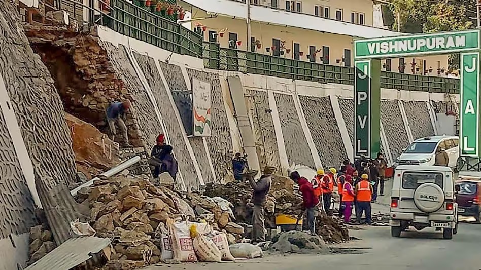 जोशीमठ में सेना की 25-28 इमारतों में भी आईं दरारें, जवान किए गए शिफ्ट