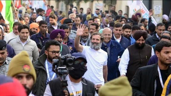 राहुल ने देवी तालाब मंदिर में टेका माथा, मूसेवाला के पिता से भी मिले