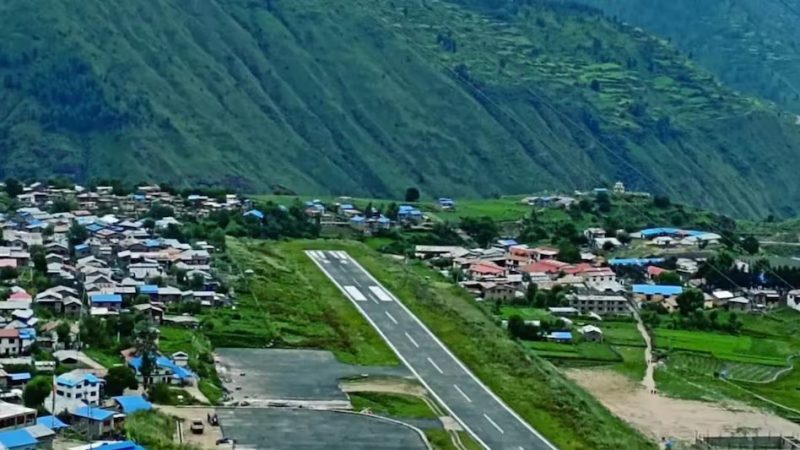 रनवे के आसपास 600 मीटर गहरी खाई, लैंडिंग के वक्त थम जाती हैं सांसें