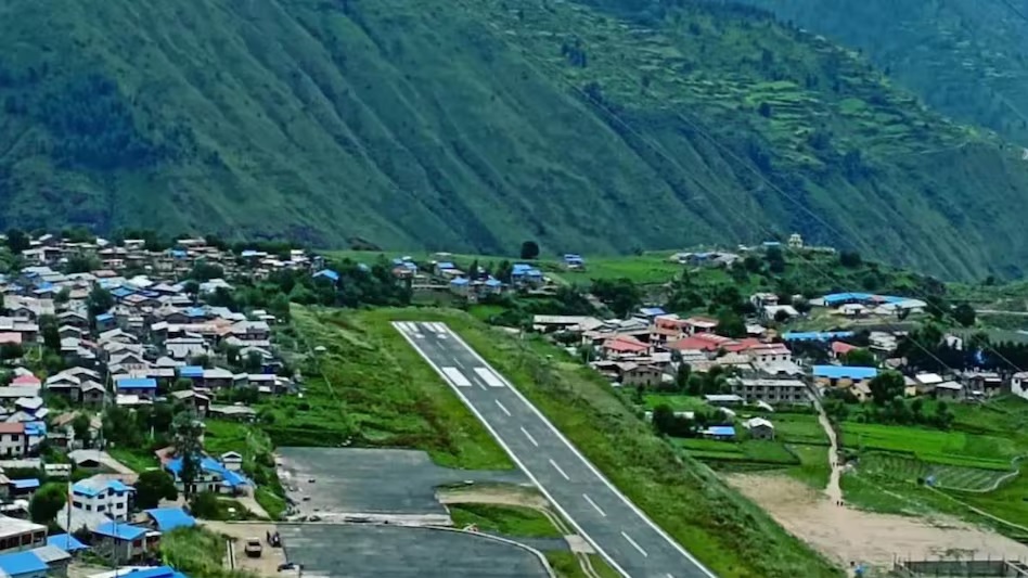 रनवे के आसपास 600 मीटर गहरी खाई, लैंडिंग के वक्त थम जाती हैं सांसें