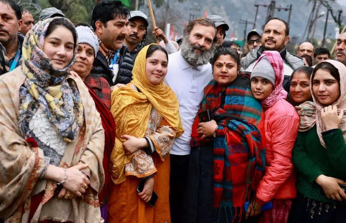 बारिश में भी छलका लोगों का उत्साह, राहुल के साथ मिलकर किया कदमताल