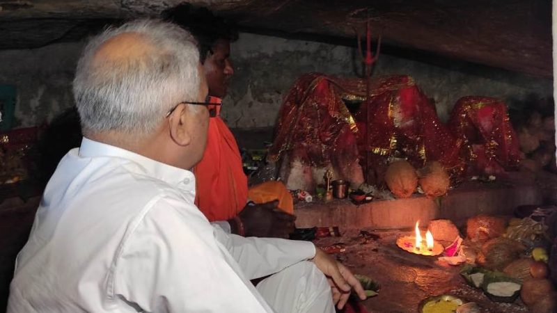 मुख्यमंत्री श्री भूपेश बघेल ने कुनकुरी के मधेश्वर महादेव मंदिर में की पूजा-अर्चना