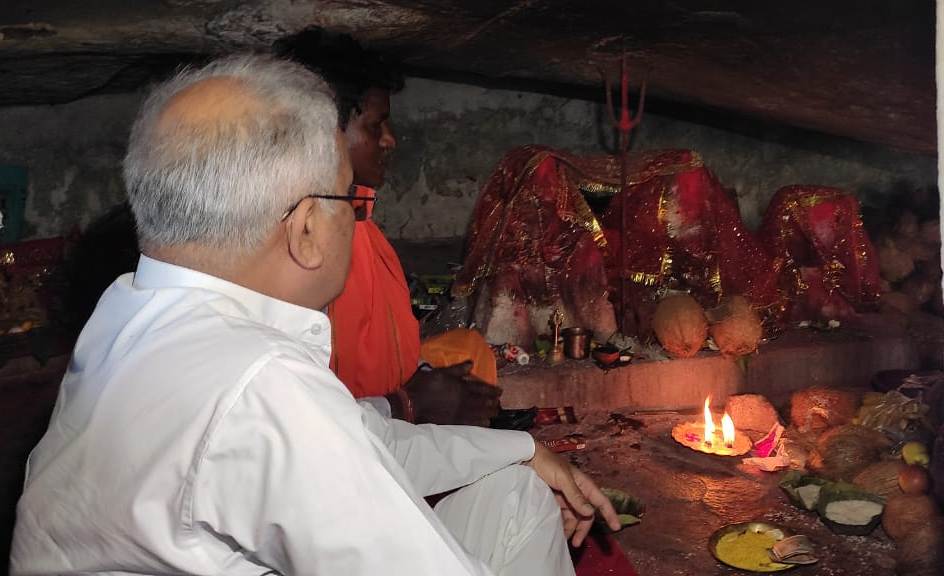 मुख्यमंत्री श्री भूपेश बघेल ने कुनकुरी के मधेश्वर महादेव मंदिर में की पूजा-अर्चना