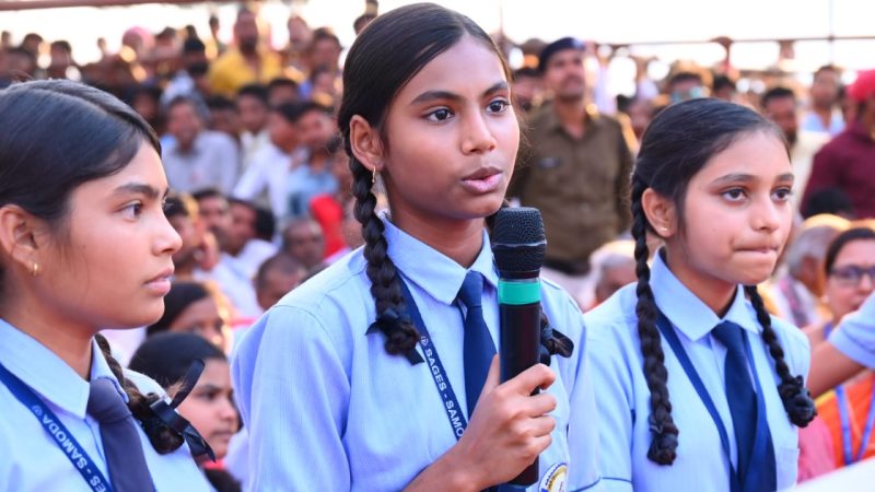 स्कूल में उपलब्ध सुविधाओं के बारे में मुख्यमंत्री से बात की छात्रा ने