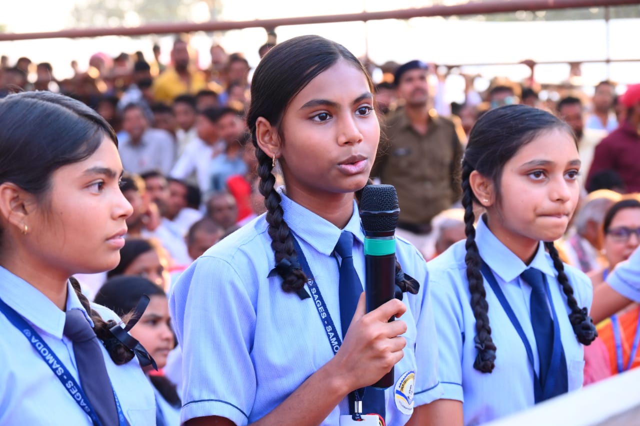 स्कूल में उपलब्ध सुविधाओं के बारे में मुख्यमंत्री से बात की छात्रा ने