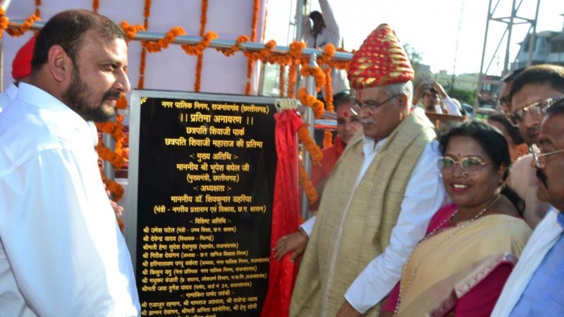 मुख्यमंत्री ने छत्रपति शिवाजी की मूर्ति का किया अनावरण