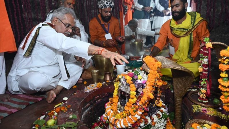 मुख्यमंत्री श्री भूपेश बघेल राजिम में कुलेश्वर महादेव की पूजा-अर्चना की…