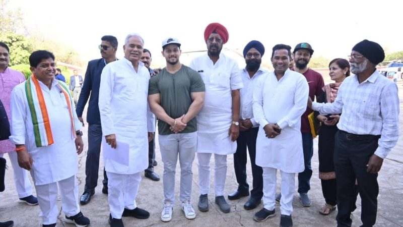 मुख्यमंत्री श्री भूपेश बघेल से दुबई प्रो-इंटरनेशनल बॉडी बिल्डिंग कॉम्पिटिशन के कांस्य पदक विजेता ने की सौजन्य मुलाकात