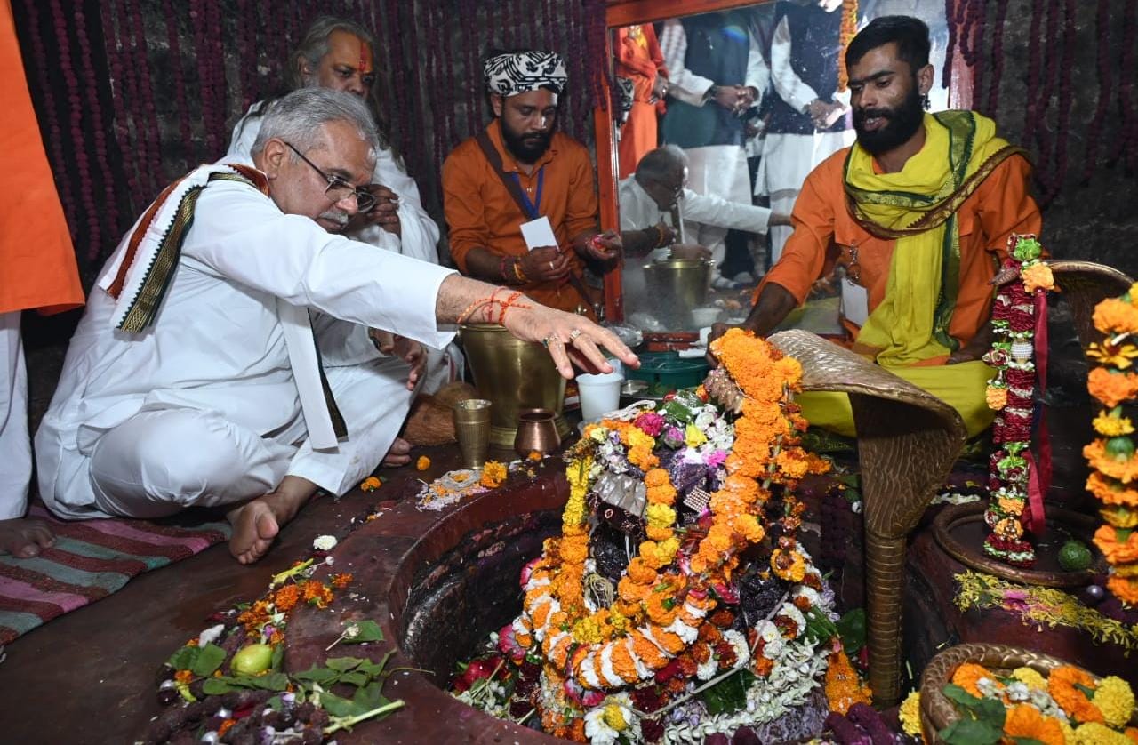 मुख्यमंत्री श्री भूपेश बघेल राजिम में कुलेश्वर महादेव की पूजा-अर्चना की…