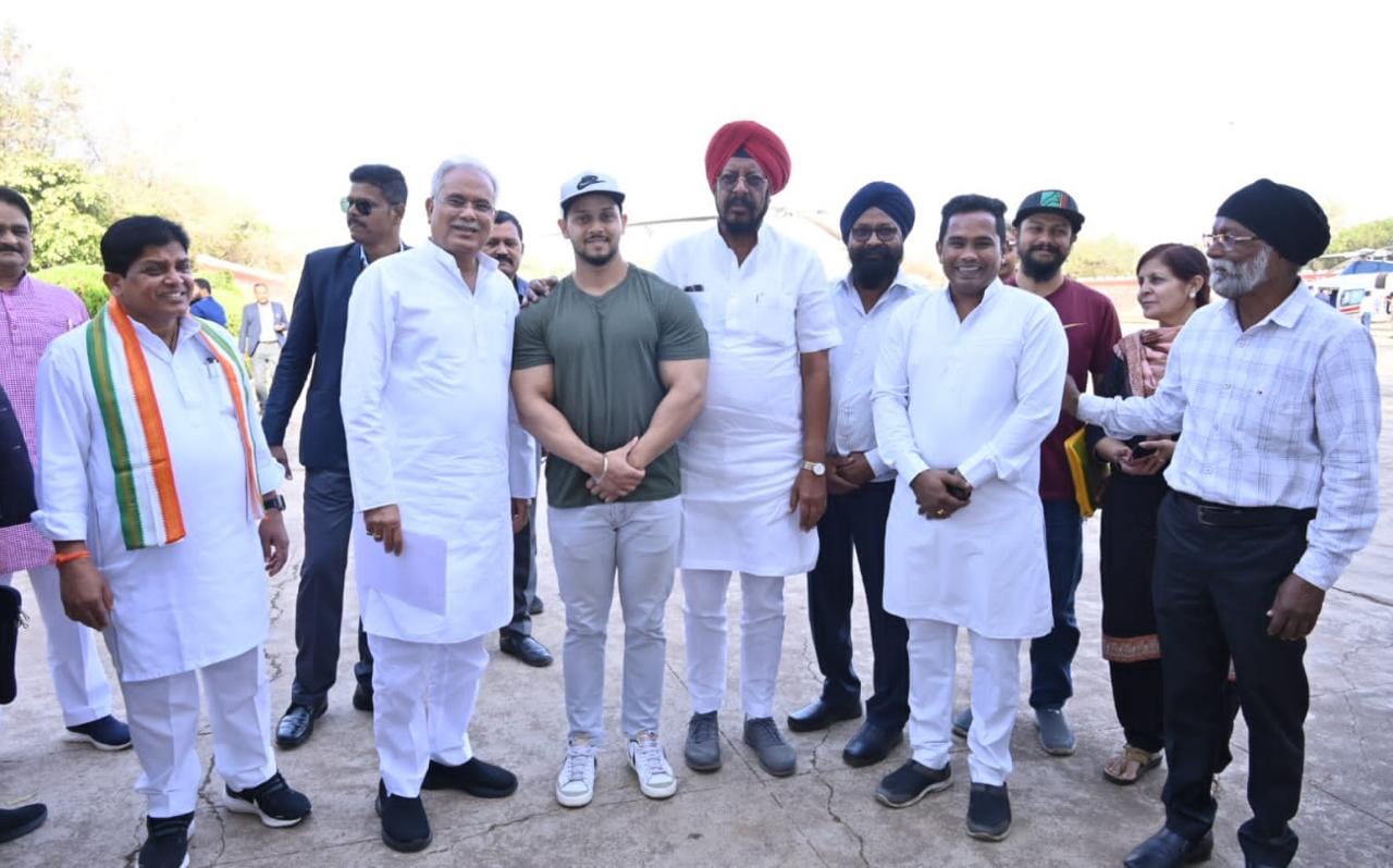 मुख्यमंत्री श्री भूपेश बघेल से दुबई प्रो-इंटरनेशनल बॉडी बिल्डिंग कॉम्पिटिशन के कांस्य पदक विजेता ने की सौजन्य मुलाकात