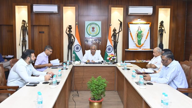 मुख्यमंत्री ने कार्यक्रम में पशुपालक ग्रामीणों, गौठानों से जुड़ी महिला समूहों और गौठान समितियों को 8 करोड़ 63 लाख रूपए की राशि ऑनलाइन जारी की