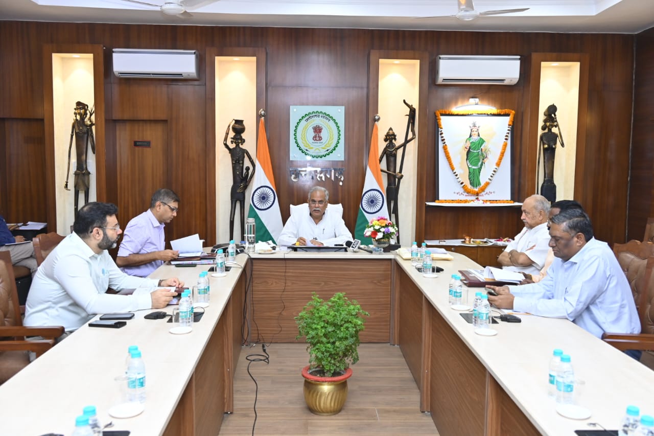 मुख्यमंत्री ने कार्यक्रम में पशुपालक ग्रामीणों, गौठानों से जुड़ी महिला समूहों और गौठान समितियों को 8 करोड़ 63 लाख रूपए की राशि ऑनलाइन जारी की