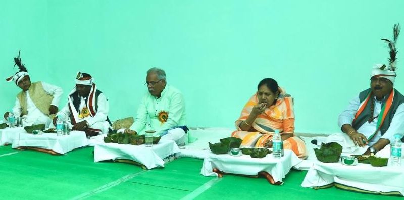 गोंडवाना समाज के सम्मेलन में मुख्यमंत्री को परोसे गए मिलेट से बने व्यंजन