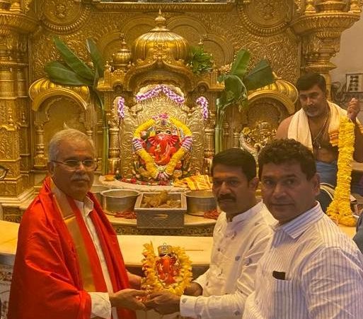 मुख्यमंत्री श्री बघेल ने श्री सिद्धीविनायक मंदिर में पूजा अर्चना कर प्रदेशवासियों की सुख-समृद्धि की कामना की
