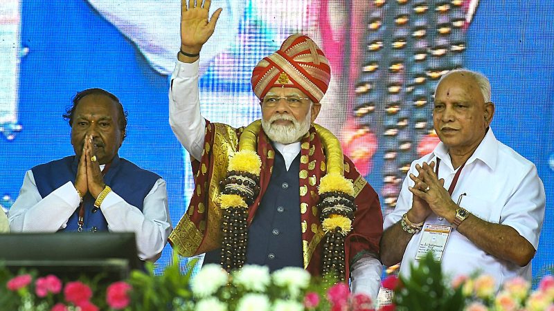 पीएम के स्वागत में पुष्पवर्षा, हर-हर मोदी, घर-घर मोदी से गूंजा रोड शो