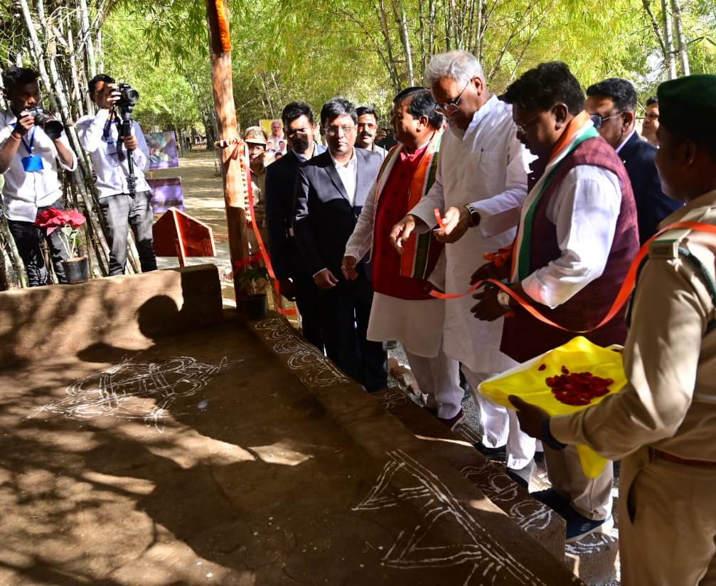 मुख्यमंत्री श्री भूपेश बघेल ने मयाली में मिट्टी के मड हाऊस का किया शुभारंभ