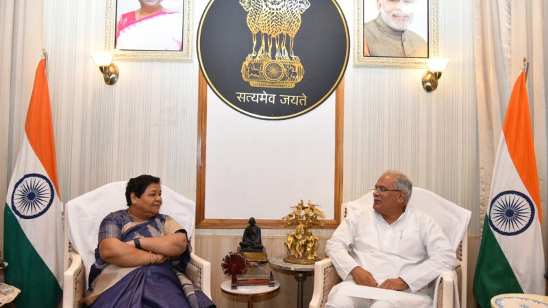 राज्यपाल सुश्री अनुसुईया उइके से मुख्यमंत्री श्री बघेल ने की सौजन्य भेंट, मणिपुर का राज्यपाल बनाये जाने पर दी बधाई