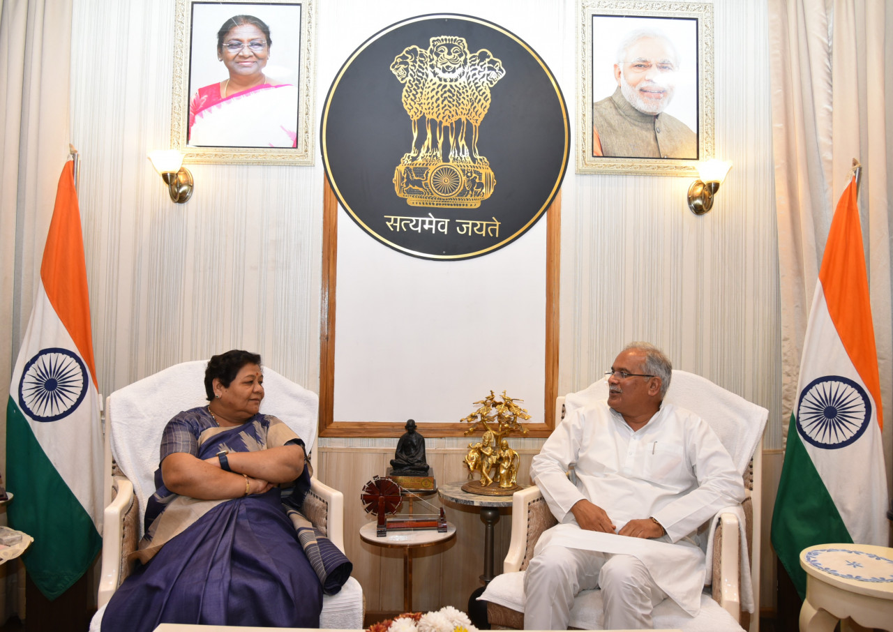 राज्यपाल सुश्री अनुसुईया उइके से मुख्यमंत्री श्री बघेल ने की सौजन्य भेंट, मणिपुर का राज्यपाल बनाये जाने पर दी बधाई