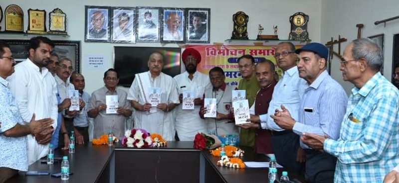 कृषि मंत्री श्री रविन्द्र चौबे ने साहित्यकार श्री रामेश्वर वैष्णव के काव्य संकलन ‘अमरनाथ मरगे’ का किया विमोचन