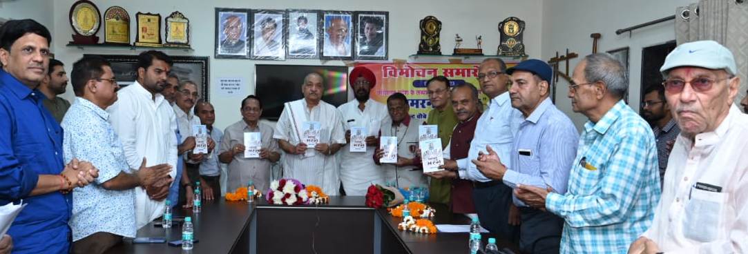कृषि मंत्री श्री रविन्द्र चौबे ने साहित्यकार श्री रामेश्वर वैष्णव के काव्य संकलन ‘अमरनाथ मरगे’ का किया विमोचन