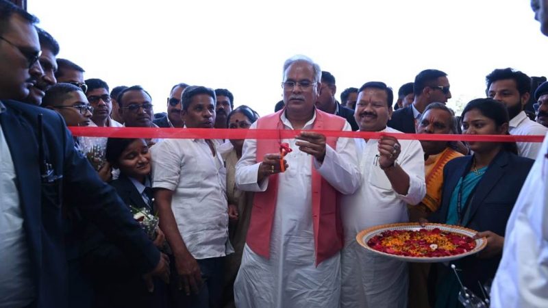 सैजेस जामगांव (एम) के बच्चों ने एस्ट्रो लैब में मुख्यमंत्री को दिखाया कैसे अलग-अलग ग्रहों पर ग्रेविटी का होता है अलग प्रभाव