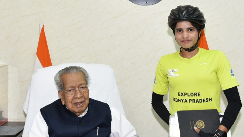 राज्यपाल से एथलीट और पर्वतारोही सुश्री आशा मालवीय ने की सौजन्य भेंट