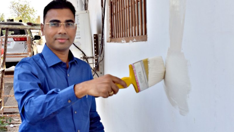 राज्य का पहला कलेक्टोरेट भवन बालोद जिसकी गोबर से निर्मित प्राकृतिक पेंट से हो रही है पोताई