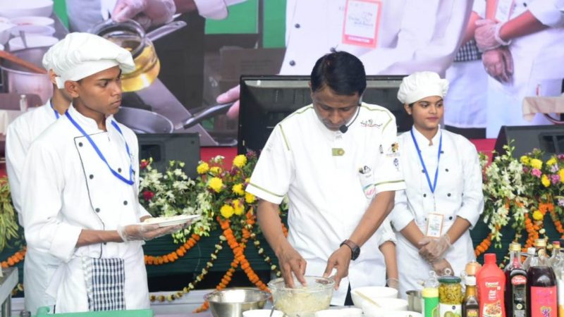 छत्तीसगढ़ मिलेट कार्निवाल : नागपुर के प्रसिद्ध शेफ डॉ. नितिन शिंडे ने उपवास में खाने के लिए बनाया मिलेट्स का फलाहार