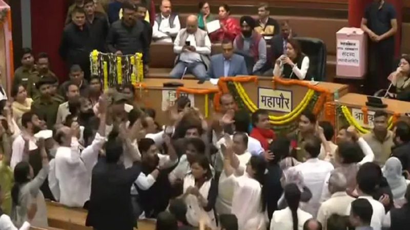 दिल्ली एमसीडी की स्टैंडिंग कमेटी चुनाव में आधी रात को मारपीट, लात-घूंसे बरसाए