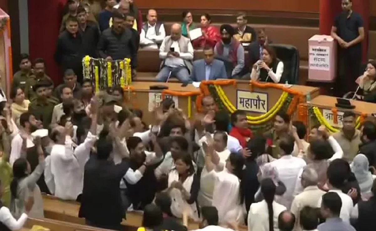 दिल्ली एमसीडी की स्टैंडिंग कमेटी चुनाव में आधी रात को मारपीट, लात-घूंसे बरसाए