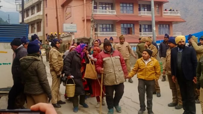 जोशीमठ के कई लोग डिप्रेशन का शिकार, हेल्पलाइन पर मांग रहे मदद