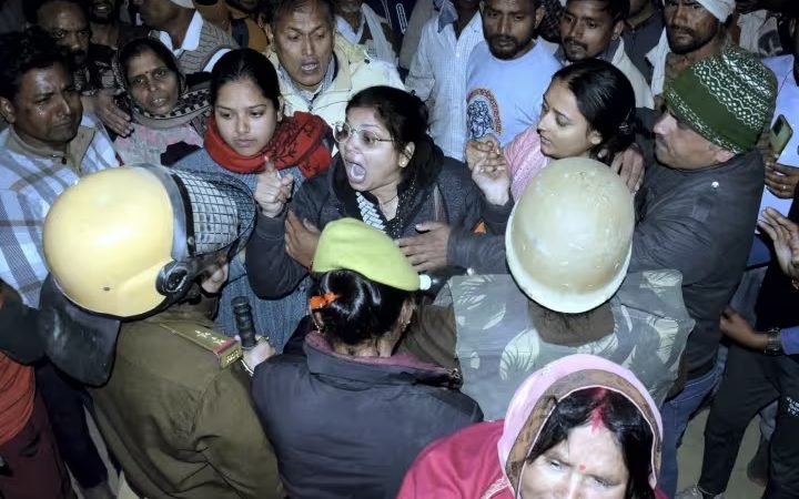अतिक्रमण हटाने के दौरान जिंदा जली मां-बेटी, फूटा लोगों का गुस्सा
