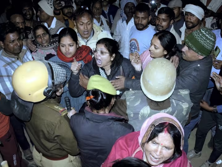 अतिक्रमण हटाने के दौरान जिंदा जली मां-बेटी, फूटा लोगों का गुस्सा
