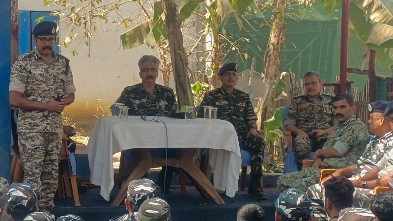 पुलिस महानिदेशक श्री अशोक जुनेजा पहुंचे नक्सल प्रभावित क्षेत्र में तैनात पुलिस जवानों के बीच