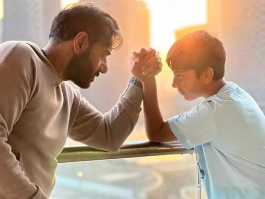 बेटे युग के साथ बालकनी में पंजा लड़ाते दिखे अजय देवगन, तस्वीर से ज्यादा कैप्शन ने लूटा सबका दिल