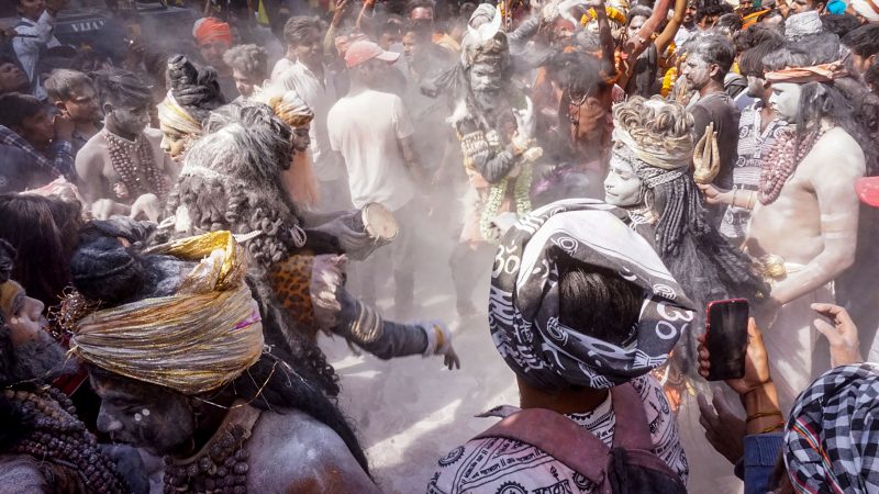 हरिश्चंद्र घाट पर मसान होली…